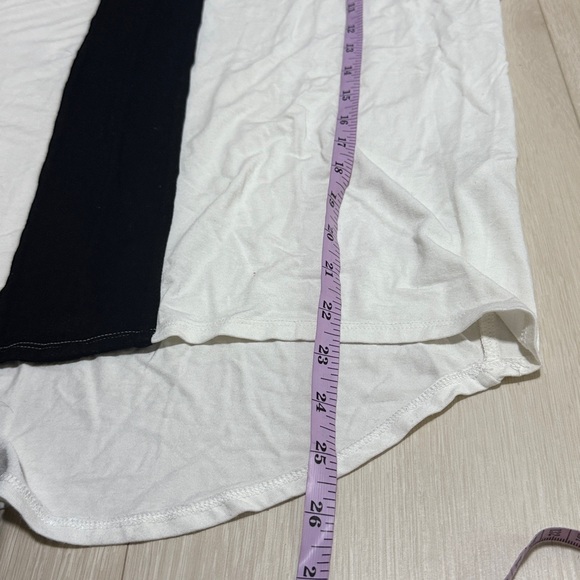 3/$10 Chico's Monochrome V-Neck Long Sleeve Top - Picture 6 of 8